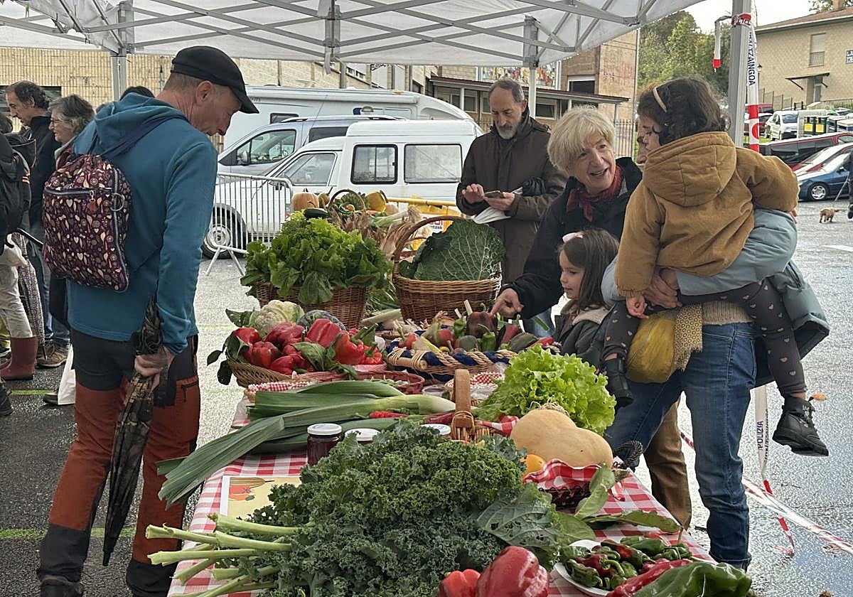 La muestra de productos de los caseríos en el aparcamiento del Toki Ona y la votación popular en el concurso de quesos en Kanttonberri.