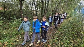 Mendizale gaztetxoek Irunen barna egin dute mendi buelta.