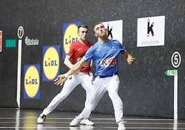 Rekalde remata con su derecha ante la mirada de Salaberria.