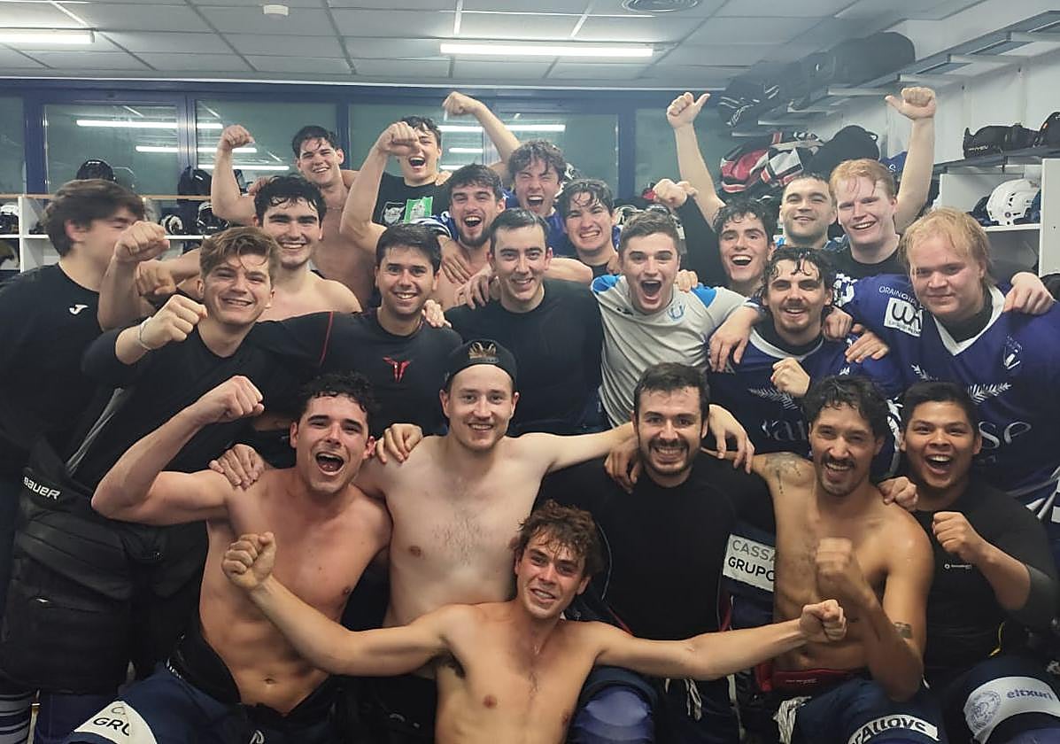 Los jugadores del Txuri celebran su victoria ante el Jaca