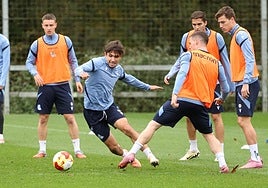 Marín trata de robar el balón en el interior de un rondo, ayer en Zubieta.