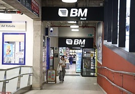 Una joven sale de uno de los supermercados que la enseña BM tiene en San Sebastián.