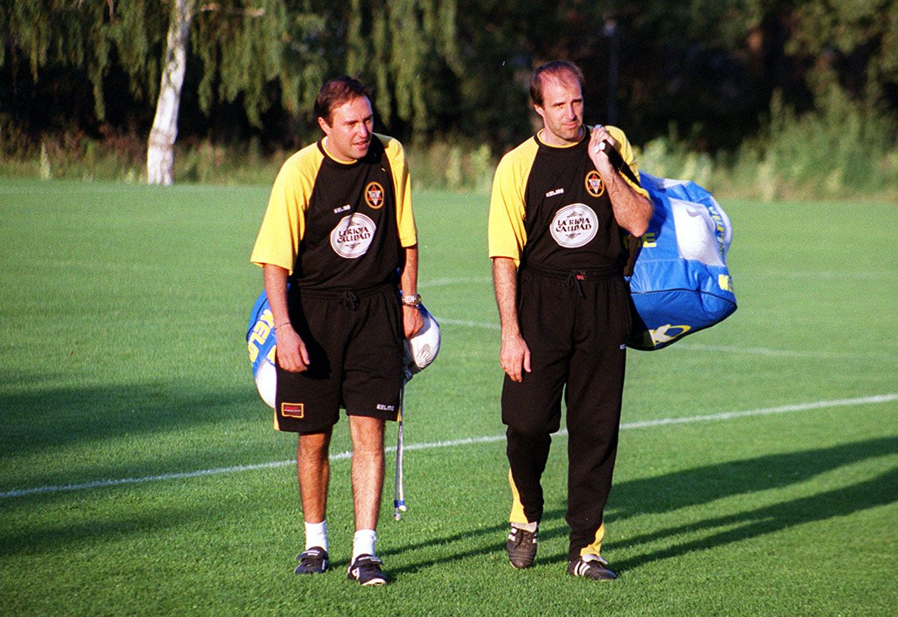 Otxotorena carga los balones en un entrenamiento con el Logroñes ya como preparador de porteros, junto a Rubén Marco