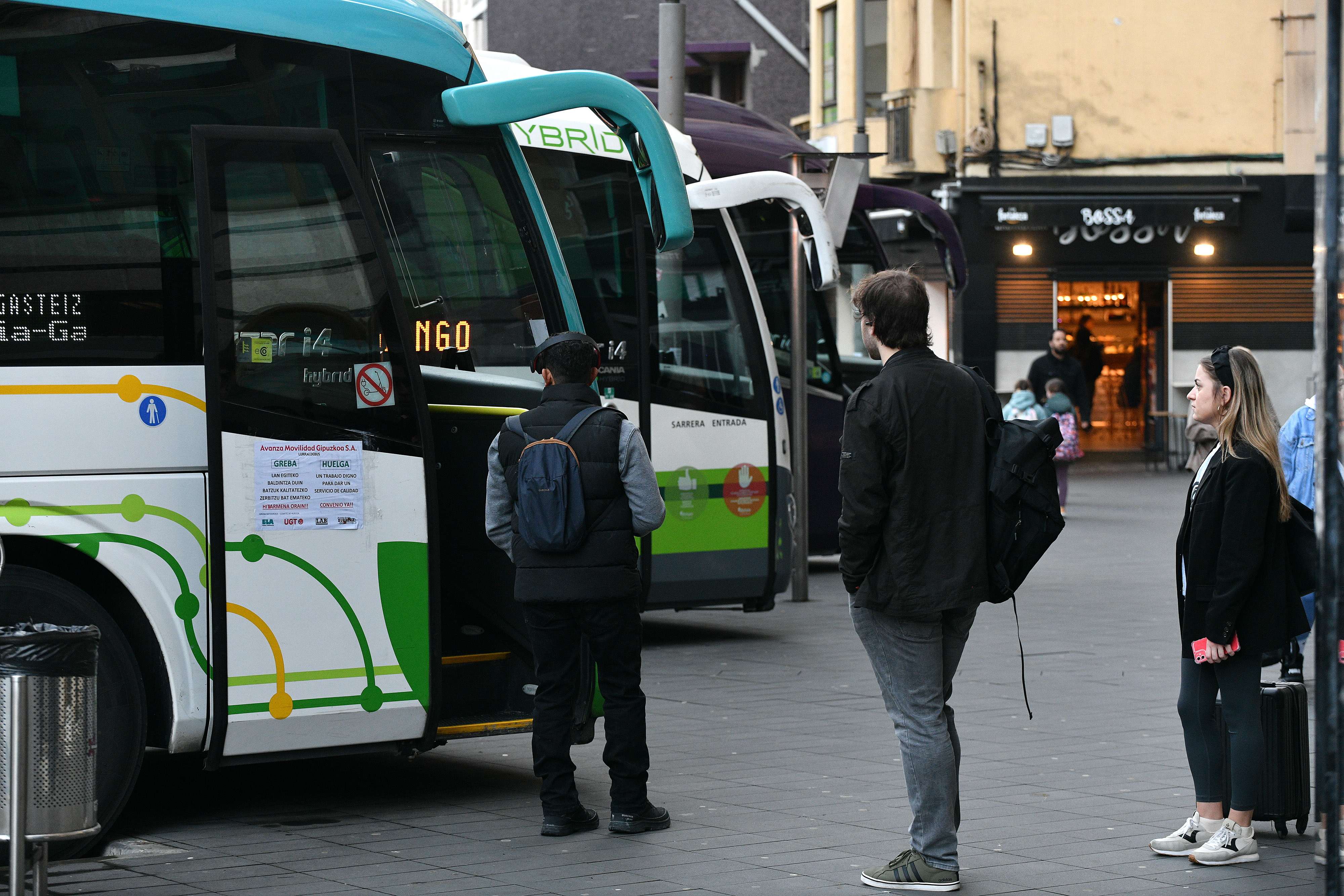 Varias personas esperan a acceder a un autobús de Avanza en la estación de Eibar.