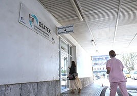 Una mujer y una sanitaria acceden a las instalaciones de Osatek en el Hospital Donostia.