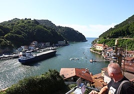 Bocana del puerto de Pasaia.