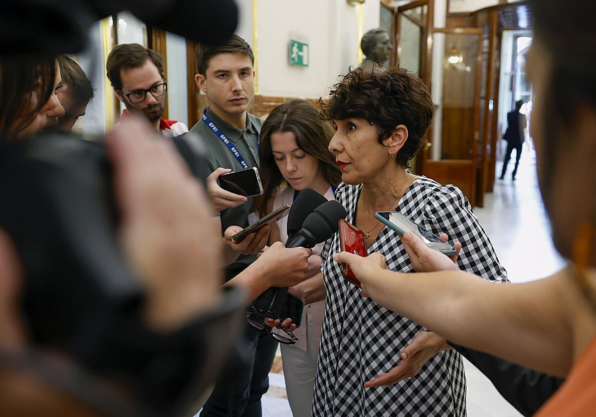 Maribel Vaquero, portavoz del PNV en el Congreso, hace declaraciones a los periodistas en los pasillos de la Cámara,