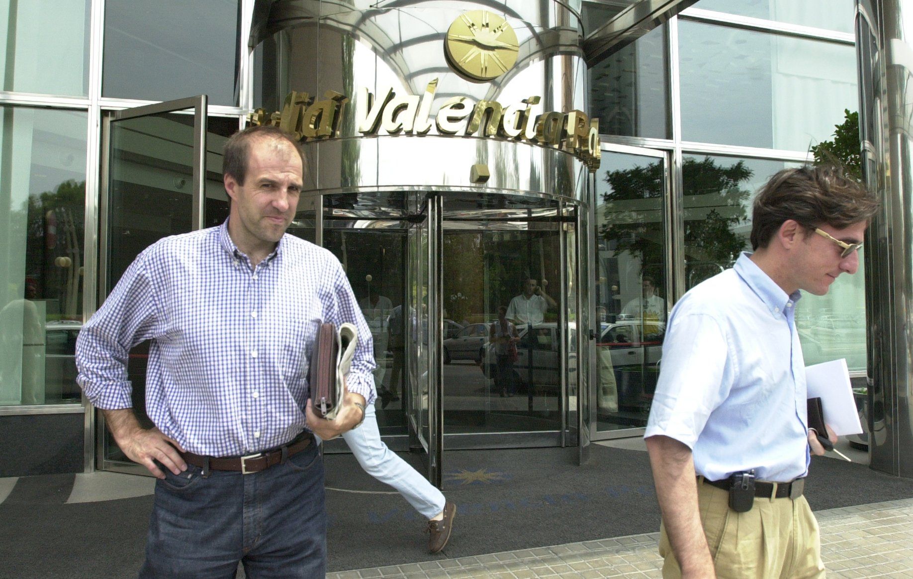 Ochotorena sale de un hotel valenciano junto a García Pitarch