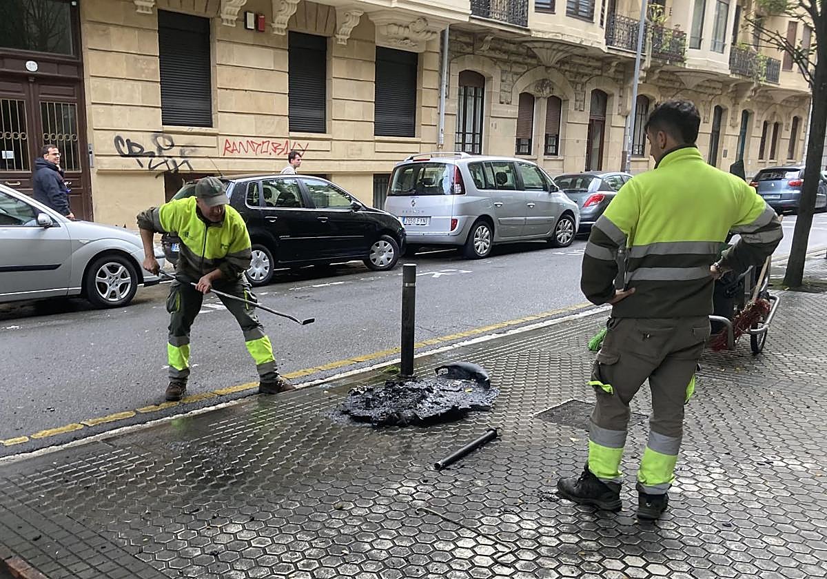 Denuncia Muruzabal: «En la noche del sábado al domingo, alguien no tuvo mejor que hacer que darle fuego a una papelera en la calle Prim. El recipiente quedó hecho un amasijo de plástico pegado a la acera, por lo que los servicios de limpieza municipales tuvieron que emplearse a fondo para retirarlo».