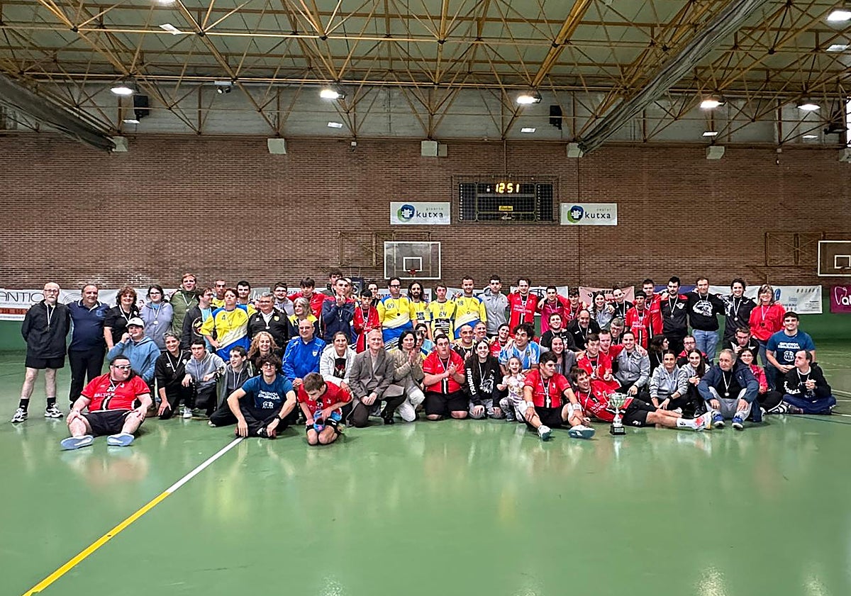 Imagen principal - Foto de familia de todos los participantes en la Copa de Gipuzkoa 'Taupada' disputada el domingo, en Ispilla.