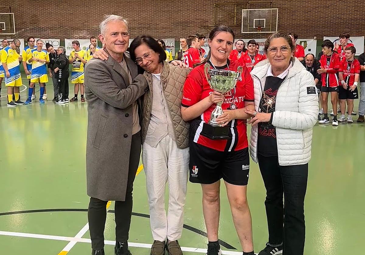 El alcalde de Urretxu, Jon Luqui, la madre de Joseba Azpiazu, Inma Tobar, y la concejal de Servicios Sociales de Zumarraga, Arantxa González, hicieron entrega de la preciada Copa al Ereintza.