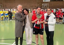 El alcalde de Urretxu, Jon Luqui, la madre de Joseba Azpiazu, Inma Tobar, y la concejal de Servicios Sociales de Zumarraga, Arantxa González, hicieron entrega de la preciada Copa al Ereintza.