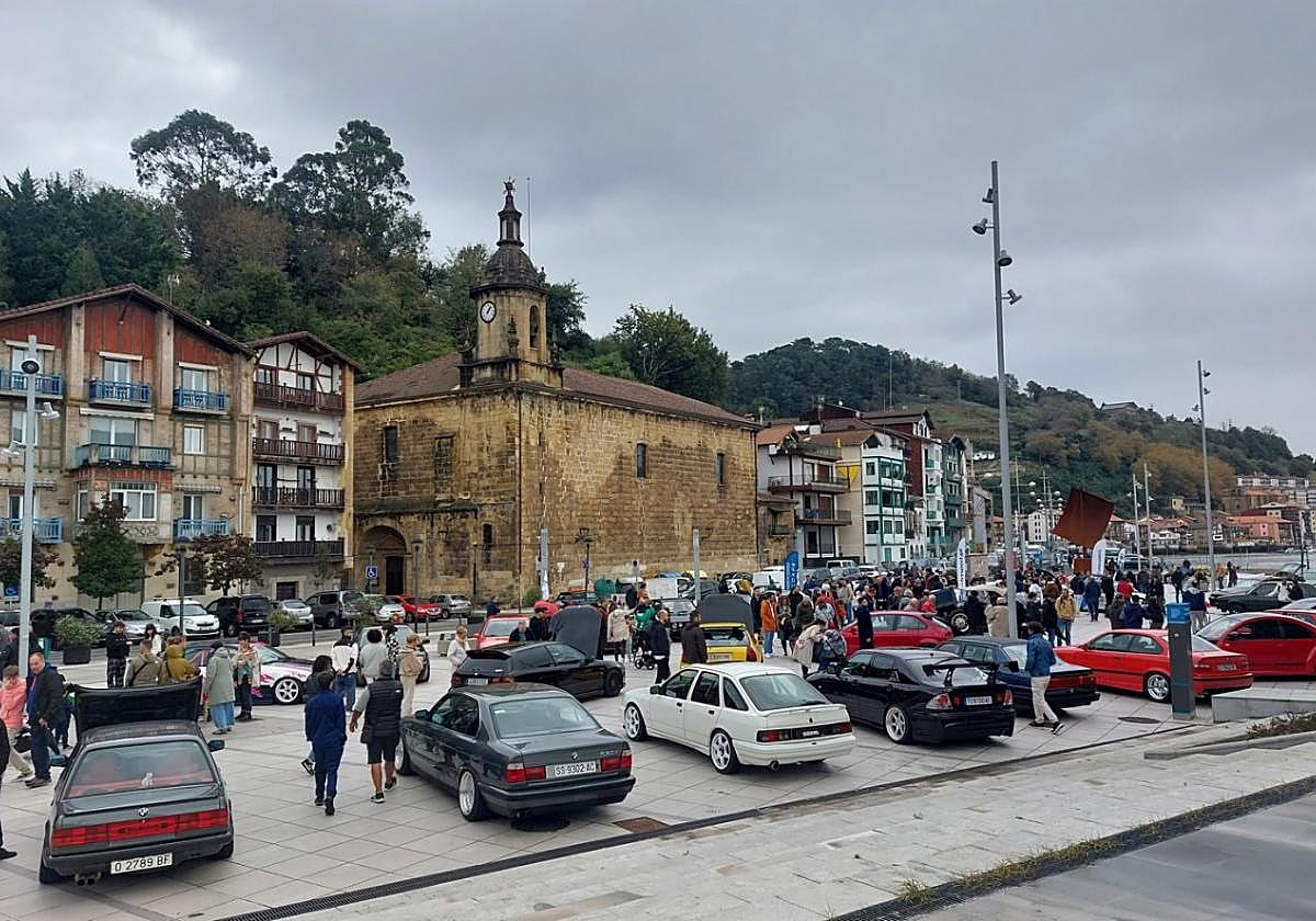 Más de setenta vehículos se expusieron al público en la plaza de la lonja pesquera de Pasai San Pedro.