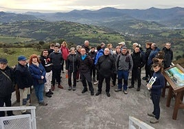 Grupo de participantes de la excursión geológica realizada el sábado a la cueva de Pozalagua y 'El Karpin'.