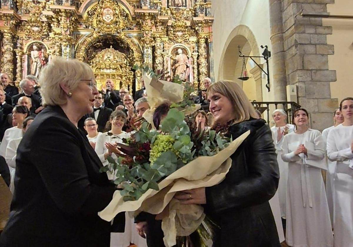 La presidenta de Santikutz Abesbatza, entregando varios detalles a Marian.