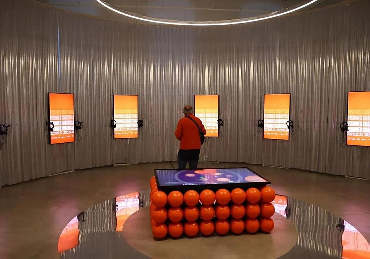 La exposición 'Visiones cuánticas' en su paso por la donostiarra Tabakalera.