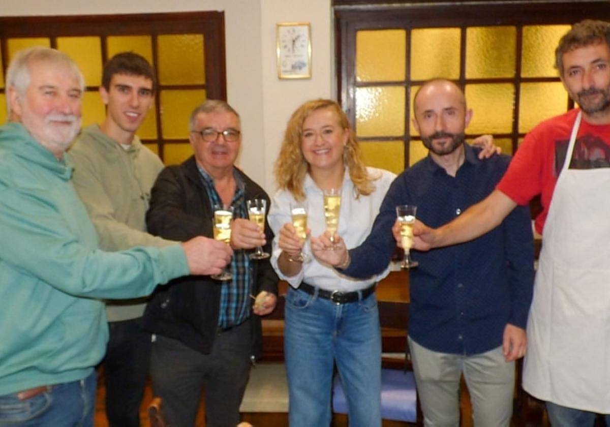 Udal eta SUDCeko ordezkariak elkarteko bazkideekin brindisa egiten.