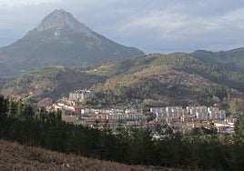 Vista de Arrasate y Udalatx desde el cruce de caminos rurales de Asuela.