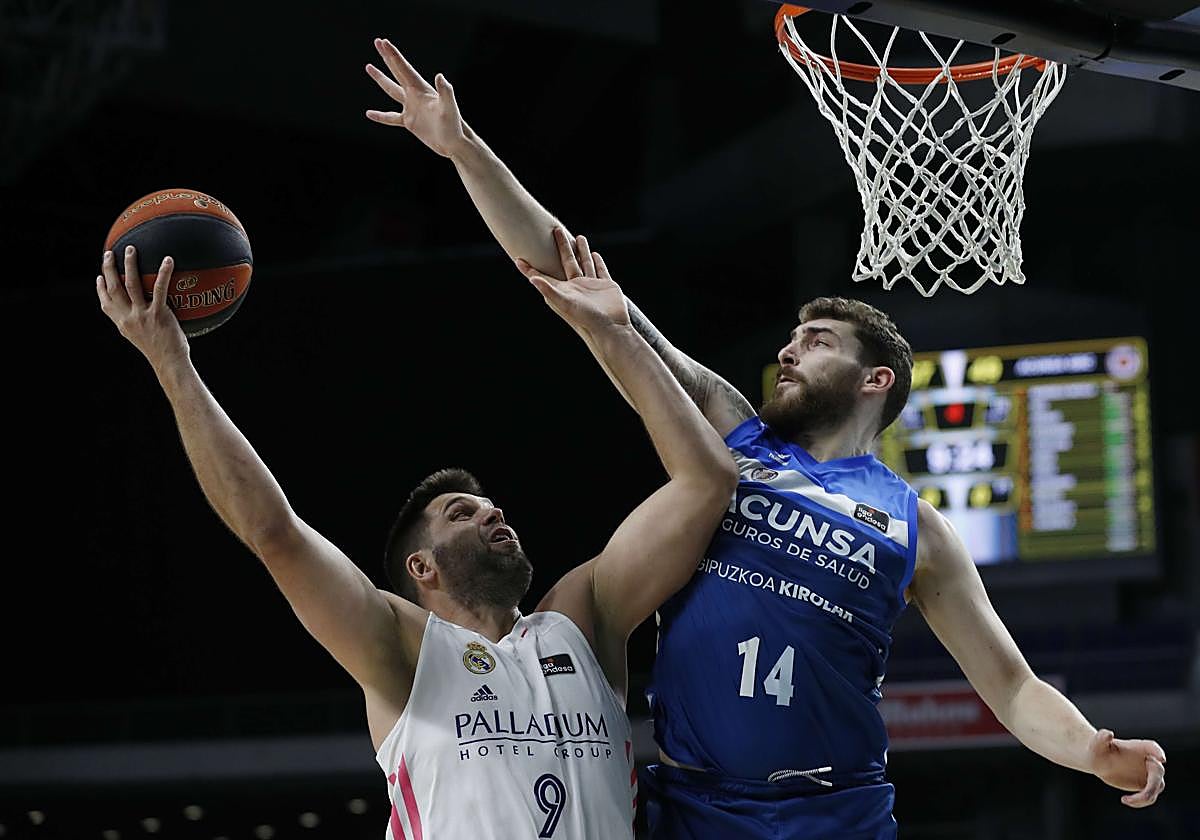 Julen Olaizola, con la elástica del GBC, trata de taponar a Felipe Reyes en un partido en 2021.