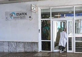 Un sanitario accede a la sede de la sociedad pública Osatek, que gestiona las resonancias en Euskadi, en el Hospital Donostia.
