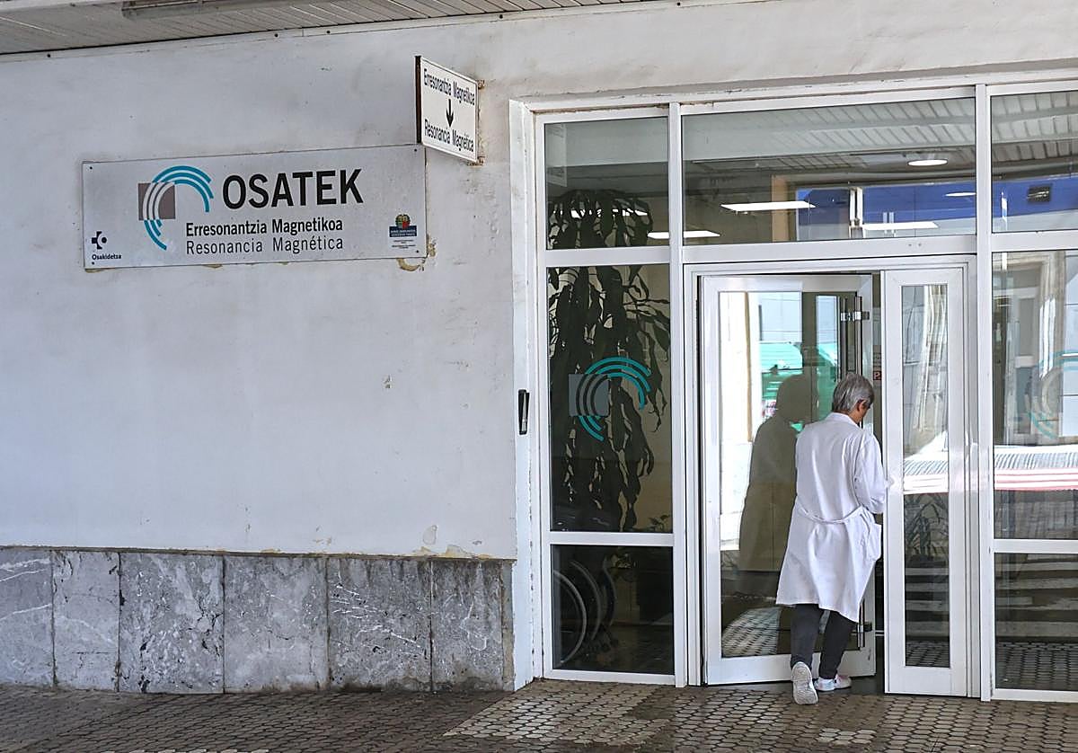 Un sanitario accede a la sede de la sociedad pública Osatek, que gestiona las resonancias en Euskadi, en el Hospital Donostia.