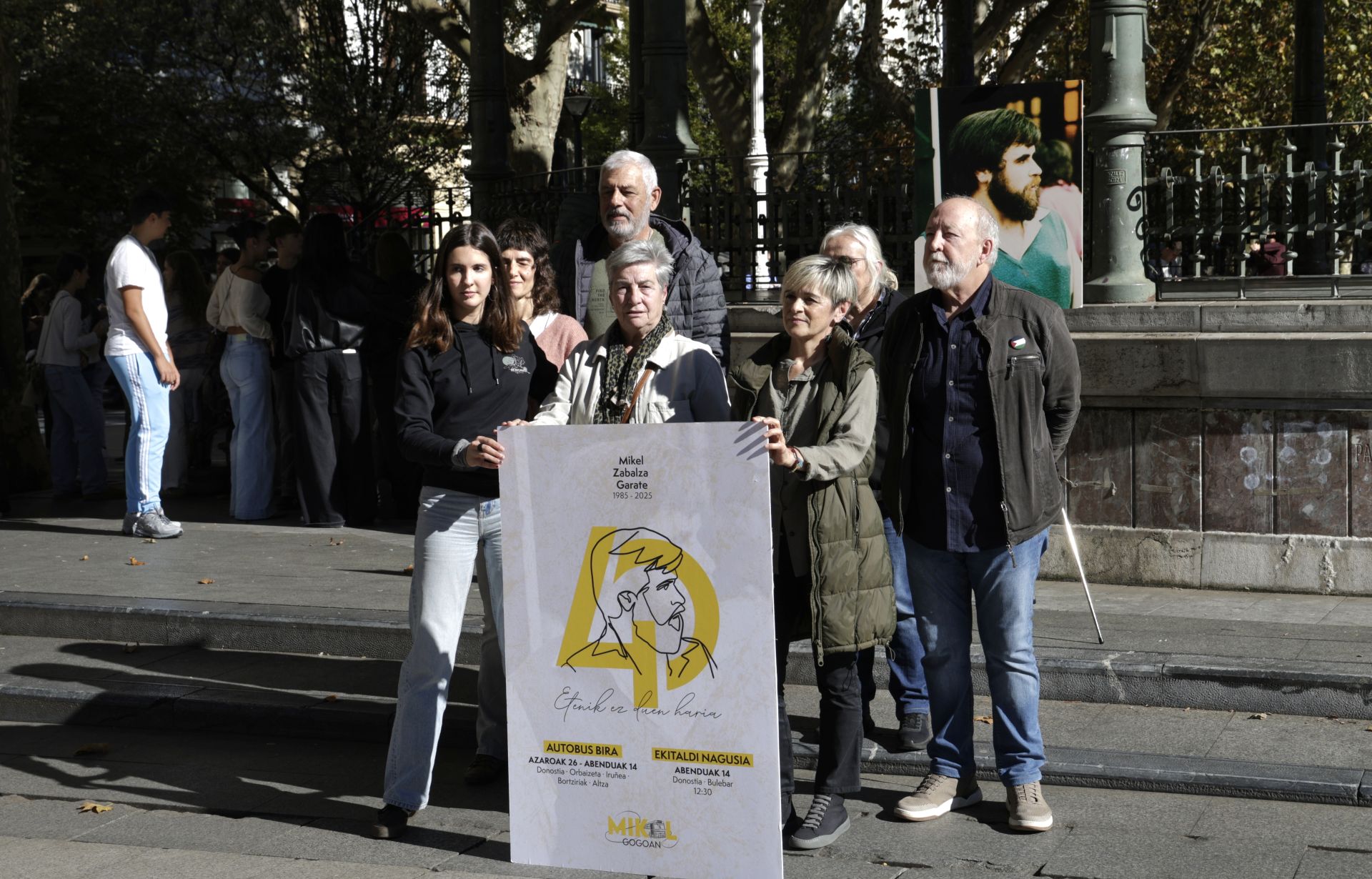 Familiares y allegados de Mikel Zabalza, este mediodía en el Boulevard de Donostia
