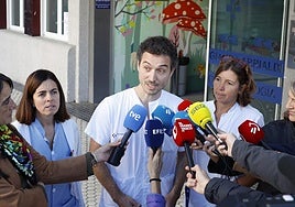 Unai Hernández junto a Cristina Calvo realizan unas declaraciones para informar del estado de los cinco menores de Gaza.