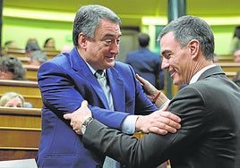 Esteban y Sánchez, en el pleno del Congreso en el que el primero anunció su retirada como portavoz del PNV en la Cámara baja.