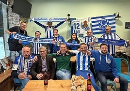 Miembros de la Peña Galicia Txuri Urdin junto a 'refuerzos' de Musti Taldea, este martes en Santiago de Compostela