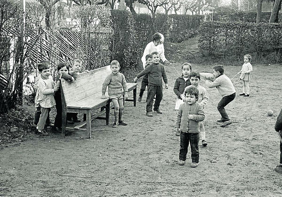 Niños jugando en el jardín de Villa Cristeta.