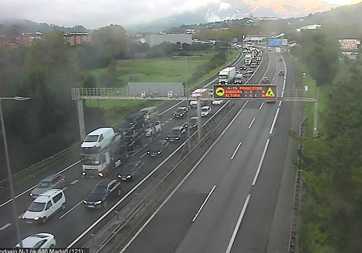 La avería de un camión colapsa dos horas la N-I en Andoain y deja retenciones de hasta 14 kilómetros