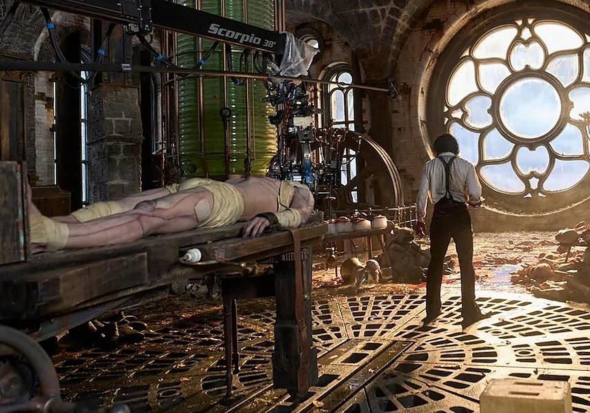 El doctor Frankenstein, en su laboratorio junto a su criatura