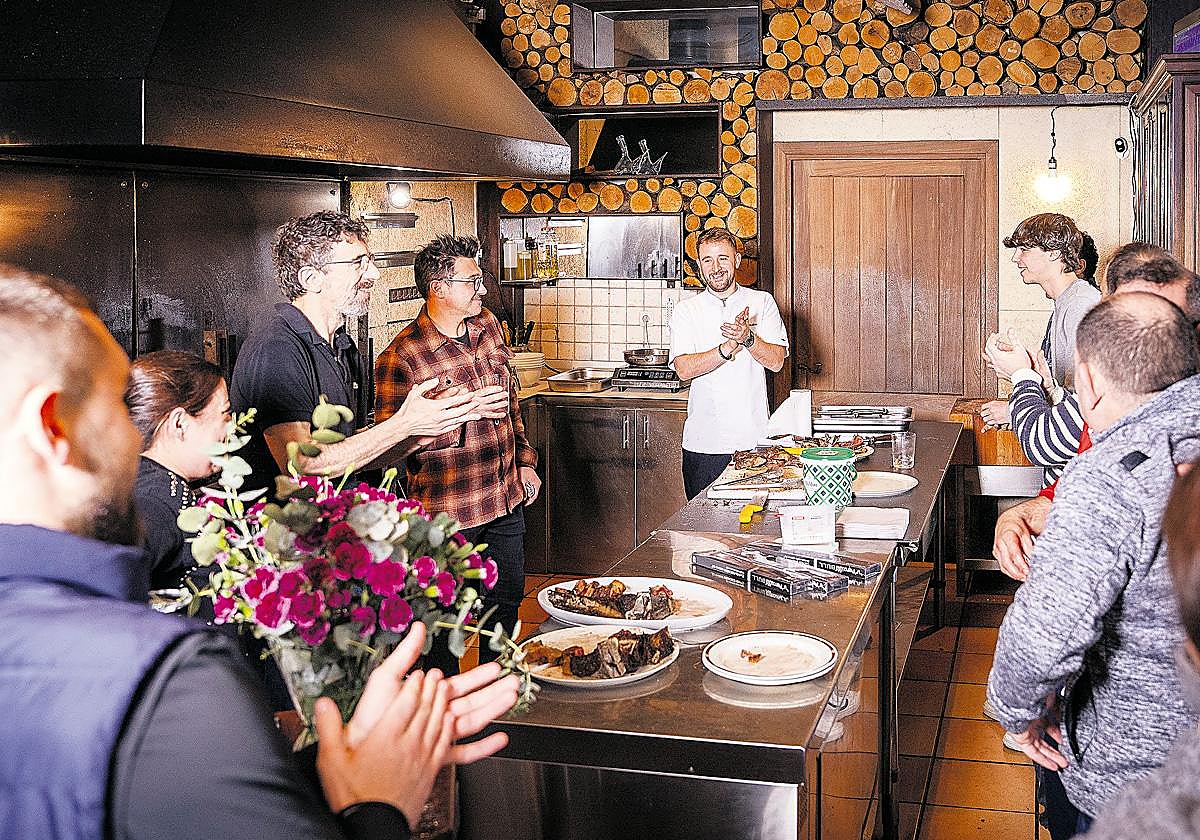 Un aplauso para todos. Para esos hosteleros que cada día levantan la persiana de su negocio para ofrecer lo mejor que tienen