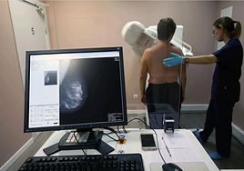 Los técnicos son esenciales para la realización de pruebas de imagen como las mamografías.