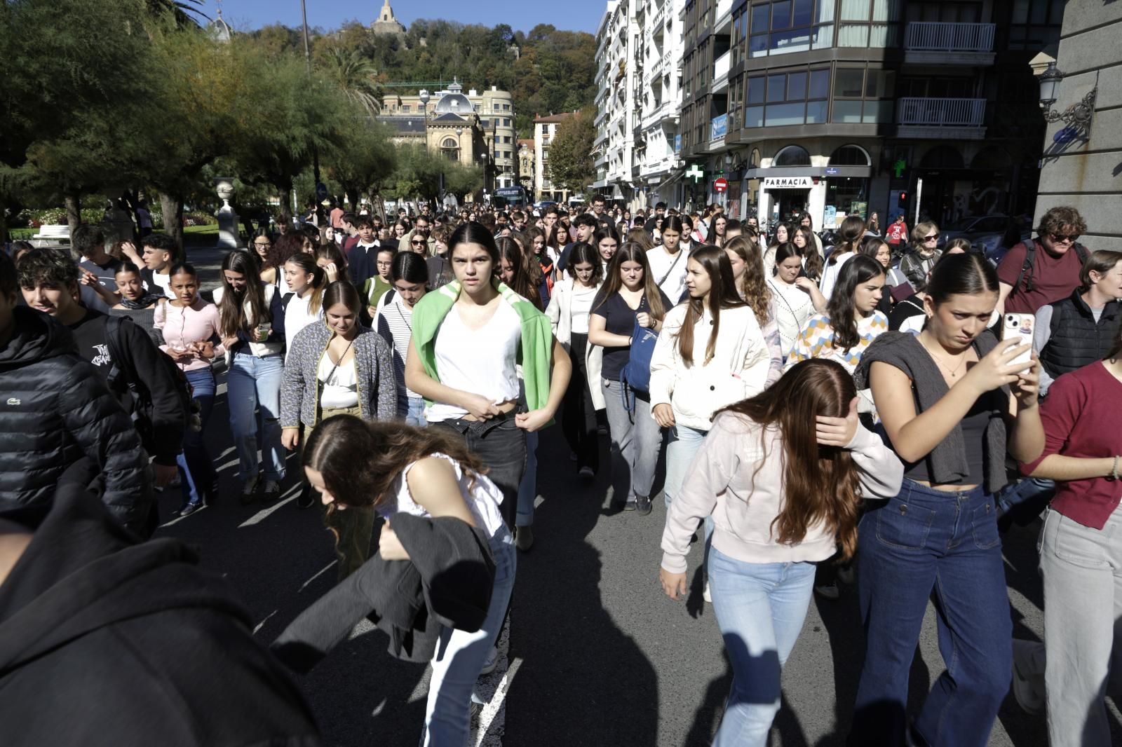 Cientos de estudiantes en contra el acoso escolar en Donostia