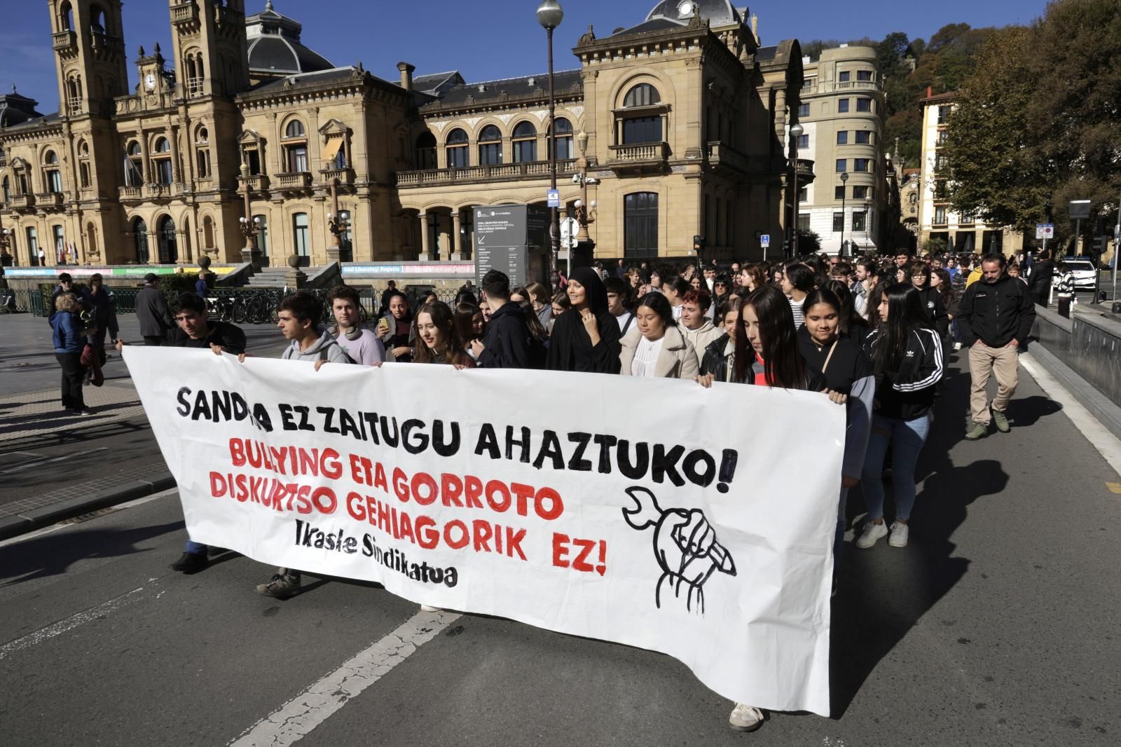 Cientos de estudiantes en contra el acoso escolar en Donostia