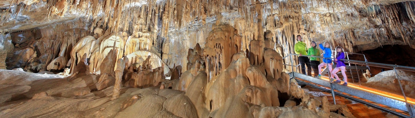 Visitantes en el interior de la cueva de Mendukilo.