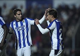 Zakharyan felicita a Goti por su gol ante el Negreira.