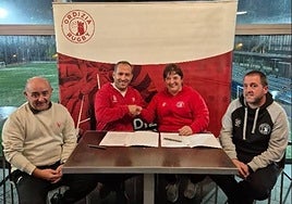 Los representantes del Ordizia Rugby Elkartea y del Biarritz Olympique tras la firma del acuedo.