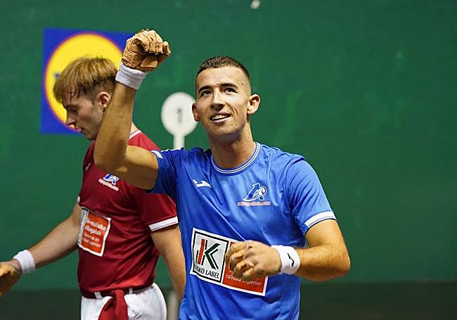 Xabi Rekalde celebra la victoria ante Aldabe en el Astelena.