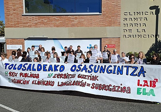 Una treintena de trabajadores de Asuncion Klinika reclaman en la mañana de este martes su subrogación bajo un hospital «cien por cien público» para Tolosaldea.