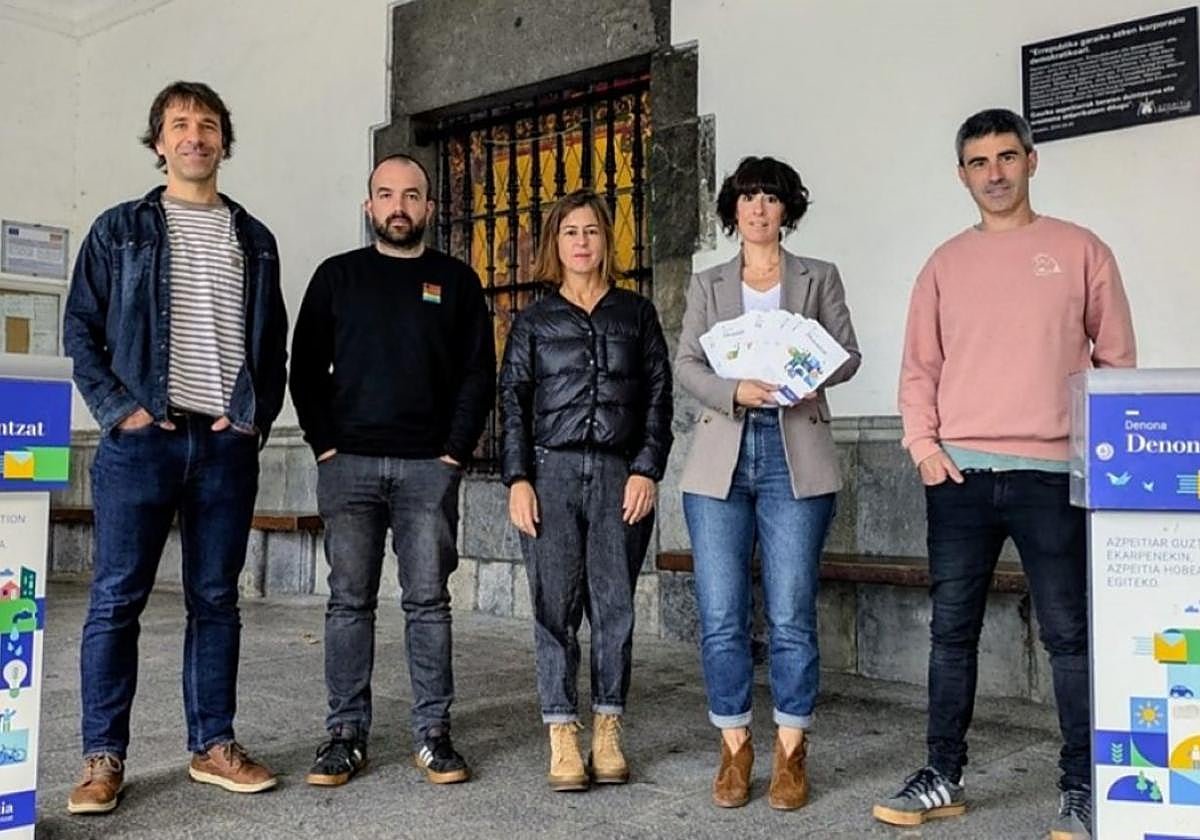 Representantes municipales en la presentación de los presupuestos participativos.