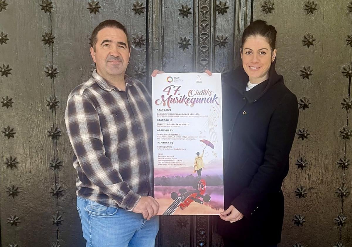 El edil de cultura, Iñaki Olalde, y la técnico Edurne Soraluze, este martes, en la presentación de Musikegunak.