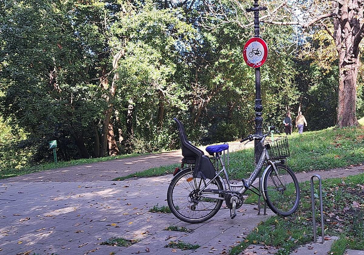 Comenta Marisa: «Ya está bien. En el parque de Cristina Enea, que cruzo a diario, hay una señal de prohibido bicis. Sin embargo son multitud los ciclistas que pasan. Es un ejemplo más de la falta de vigilancia y de autoridad que está haciendo de Donostia una ciudad cada vez más degradada y menos amable».