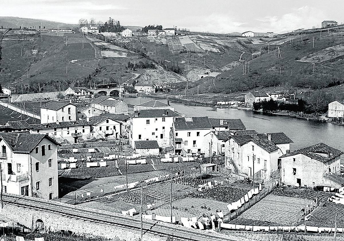 Imagen secundaria 1 - En la primera foto, Cuarteles y barrio de Loiola hacia 1940. En primer término: caserío Matxiñene, lavadero y frontón. En la segunda, Al son del txistu y tamboril en la 'billera de Loiola', junto a la casa Kapastegi. Al fondo el caserío Plazaburu o Galtzagorriene, en 1910. y en la última, lavanderas en el Urumea. Al fondo, caserío Bolagillene.