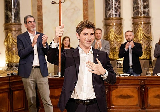 Jon Insausti muestra la makila al público, tras recibirla de Eneko Goia.