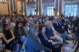 Familiares de Jon Insausti entre los asistentes al pleno extraordinario de investidura.