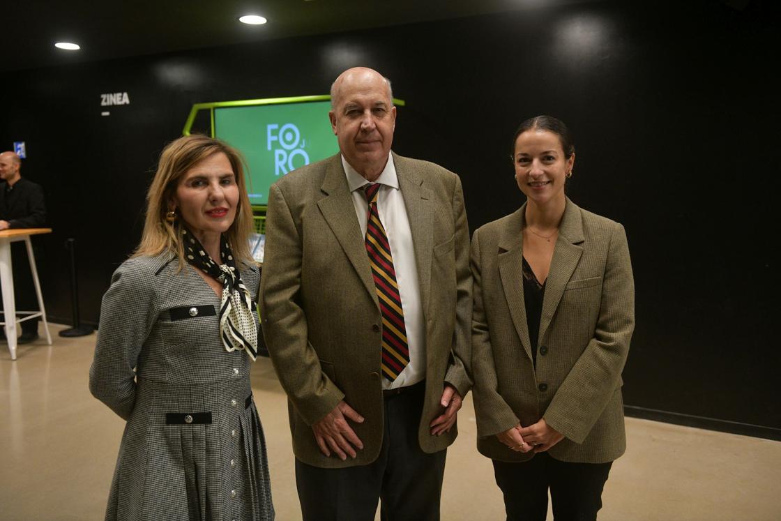 La teniente fiscal de Gipuzkoa, Bautista, junto con el fiscal jefe, Calparsoro, y la periodista de DV, Aiende S. Jiménez.