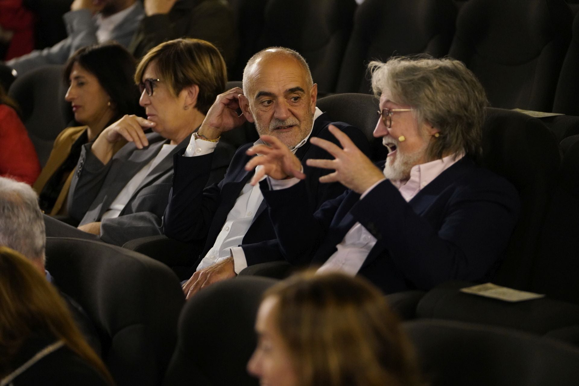 Alfonso Gómez Fernández, el viceconsejero de Justicia, charla con Nacho Martínez, coordinador del servicio de Justicia Restaurativa del Gobierno Vasco y participante de la mesa redonda.