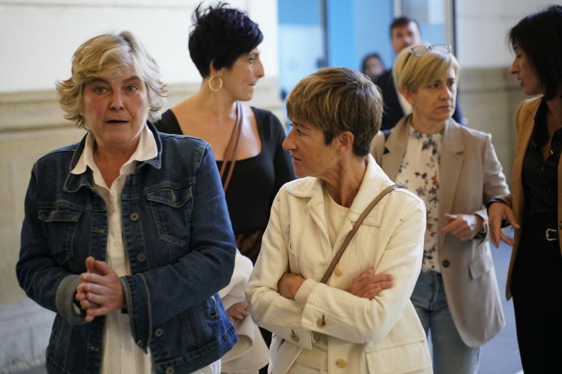 La viceconsejera de Derechos Humanos, Marañón, entra a Tabakalera para acudir a la jornada junto con Pili Zabala, exmiembro del Parlamento Vasco y hermana de Joxi Zabala, víctima de los GAL.